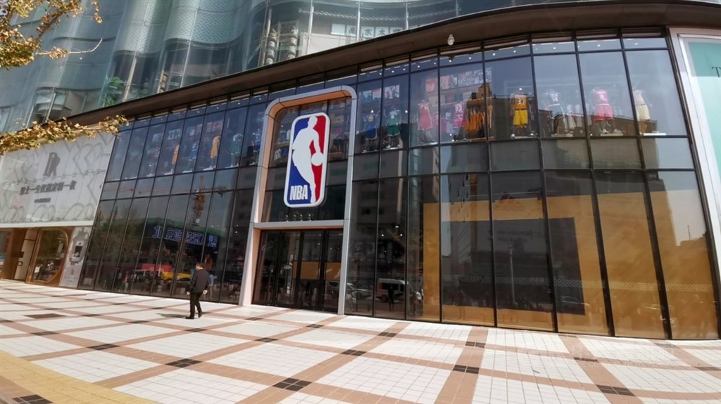 NBA風波在中國持續延燒,位在北京鬧區王府井大街的NBA北京旗艦店生意連帶遭殃,9日下午門可羅雀,與王府井其它店面呈鮮明對比。中央社記者邱國強北京攝 108年10月9日