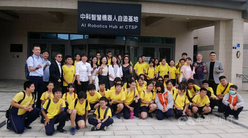 教育部盤點職業類群並媒合有意願廠商,協助南投偏鄉學生參訪產業,第一所參與計畫的中寮國中學生9日前往中科智慧機器人自造基地等參訪。(立委蔡培慧辦公室提供)中央社記者蕭博陽南投縣傳真 108年10月9日