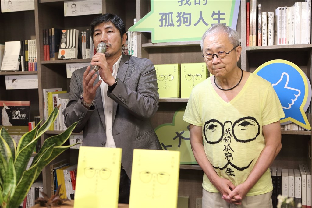 卜大中(右)穿著新書封面圖樣T恤出席新書發表會,允晨文化發行人廖志峰(左)說明出版始末。(圖取自允晨文化FB)