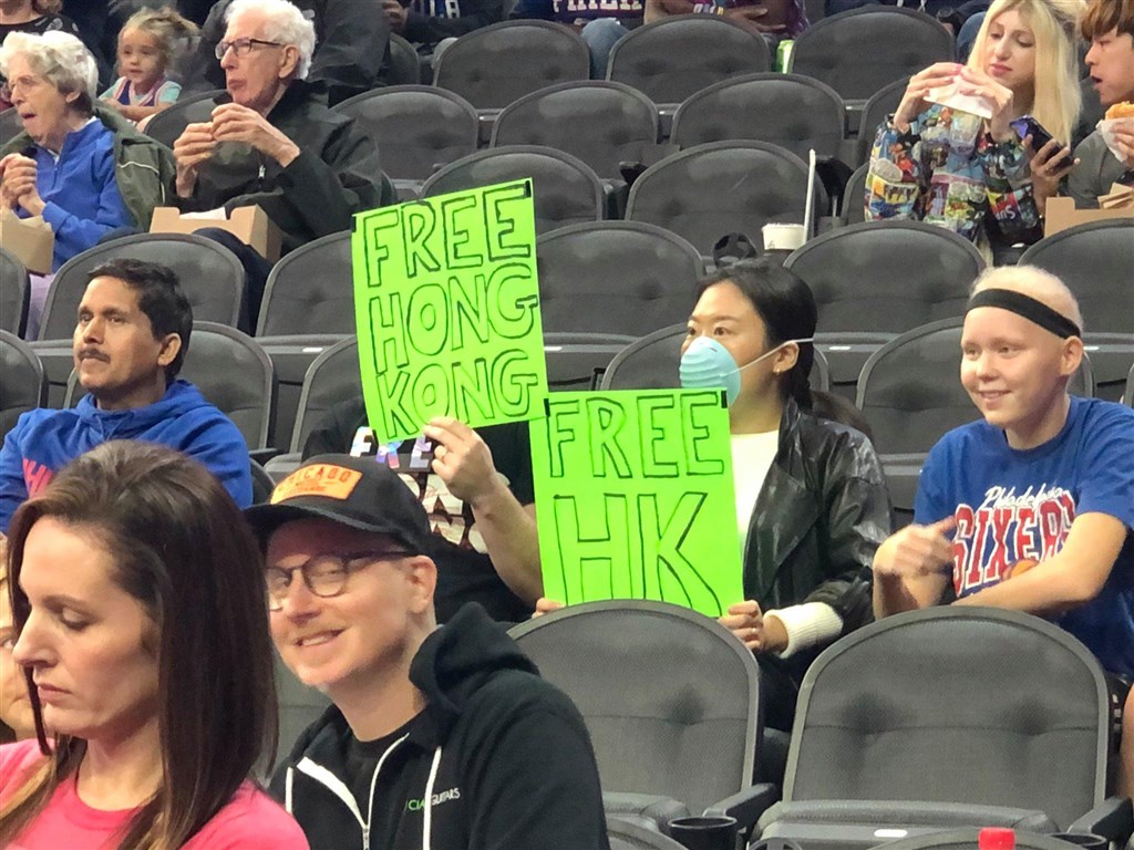 曾在香港生活2年的球迷瓦克斯與妻子攜帶寫有Free Hong Kong、Free HK的標語看球,但在開賽前就遭保全沒收。瓦克斯在比賽時高喊「香港自由」後,就和妻子一同被趕出球場。(圖取自facebook.com/samwachs)