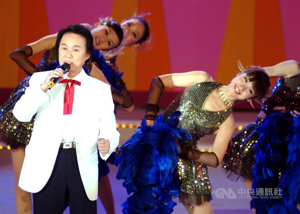 文夏2002年曾在國慶四海同心大會中,演唱老歌媽媽請妳也保重,讓久居海外的台灣人熱淚盈眶。(中央社檔案照片)