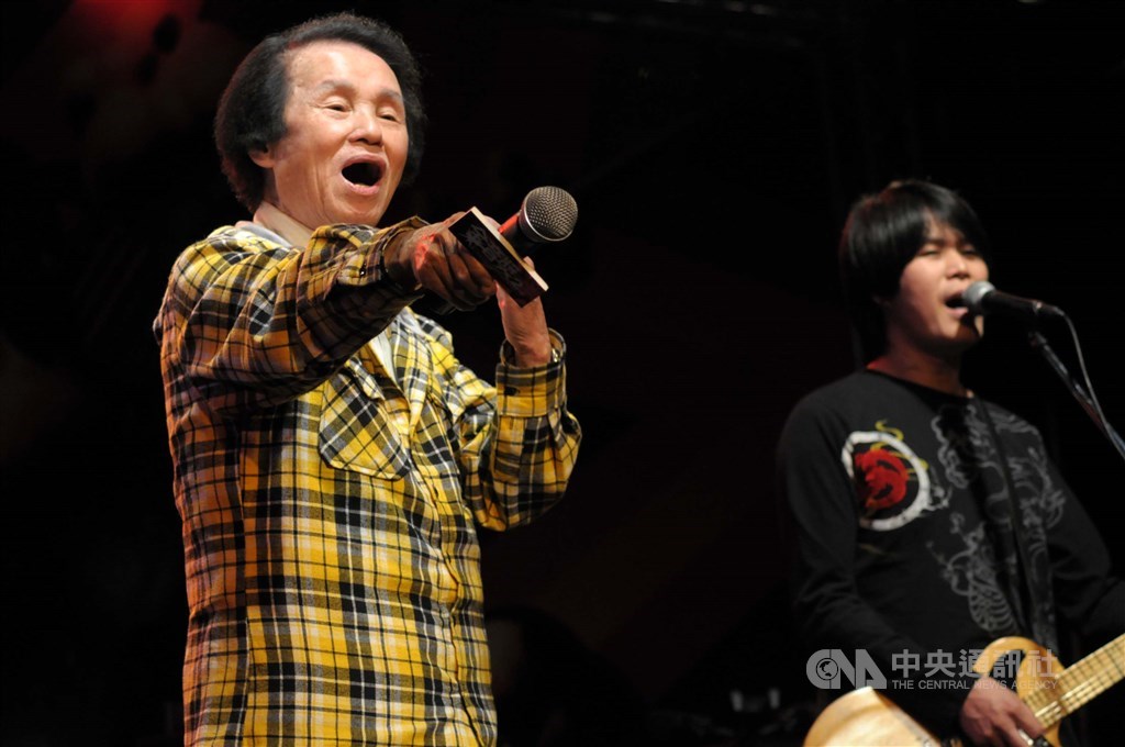 文夏(左)曾在2011年金音獎入圍證書頒發典禮上和董事長樂團(右)同台飆歌。(中央社檔案照片)