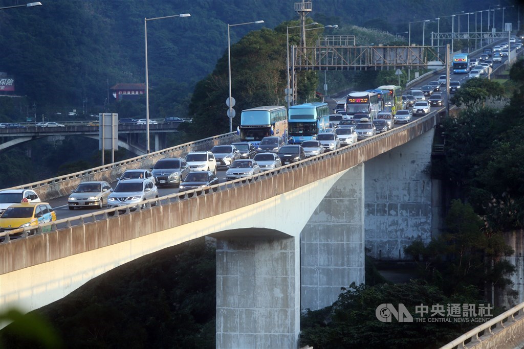 10日起有4天國慶連續假期,交通部高公局預估連假首日將有較多旅遊車潮,有5個南下路段容易塞車,行車時間大約是平日的3至5倍。(示意圖/中央社檔案照片)