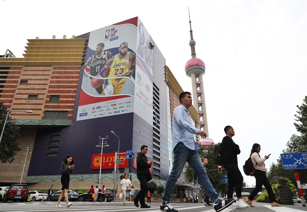 中國上海浦東麗思卡爾頓酒店原本9日要舉辦NBA球員的媒體見面會,臨時取消。圖為酒店外NBA海報正在被撤除。(中新社提供)