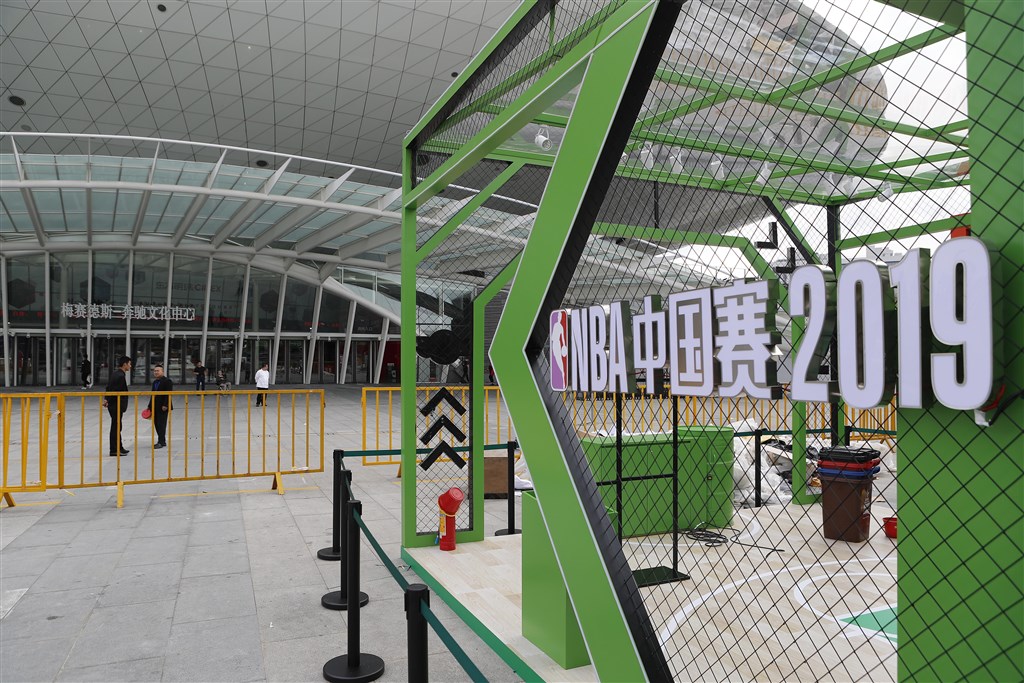 NBA休士頓火箭隊總經理摩瑞發言支持香港後,中國贊助商紛紛抵制。圖為上海世博慶典廣場上的贊助商臨時展台空無一人。(中新社提供)