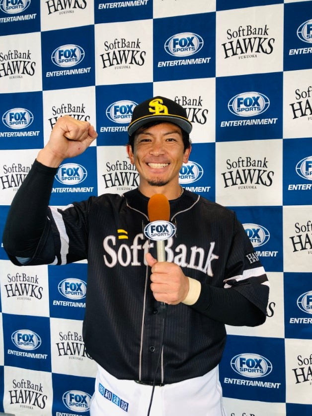 日本職棒季後賽決勝輪9日開打,軟銀雖然一度落後,不過8局上逆轉超前,終場以8比4擊退西武,決勝輪扳成1勝1敗平手。圖為松田宣浩賽後受訪畫面。(圖取自twitter.com/foxsportsjp)