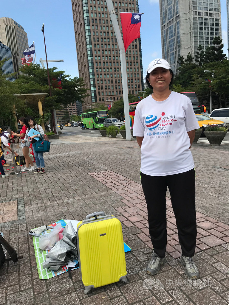 台北市政府10日將發送第5代「嗡嗡包」,搶到頭香的杜美佳(前)9日清晨5點30分就到市府廣場排隊,期待從市長柯文哲手中接過嗡嗡包。中央社記者梁珮綺攝 108年10月9日
