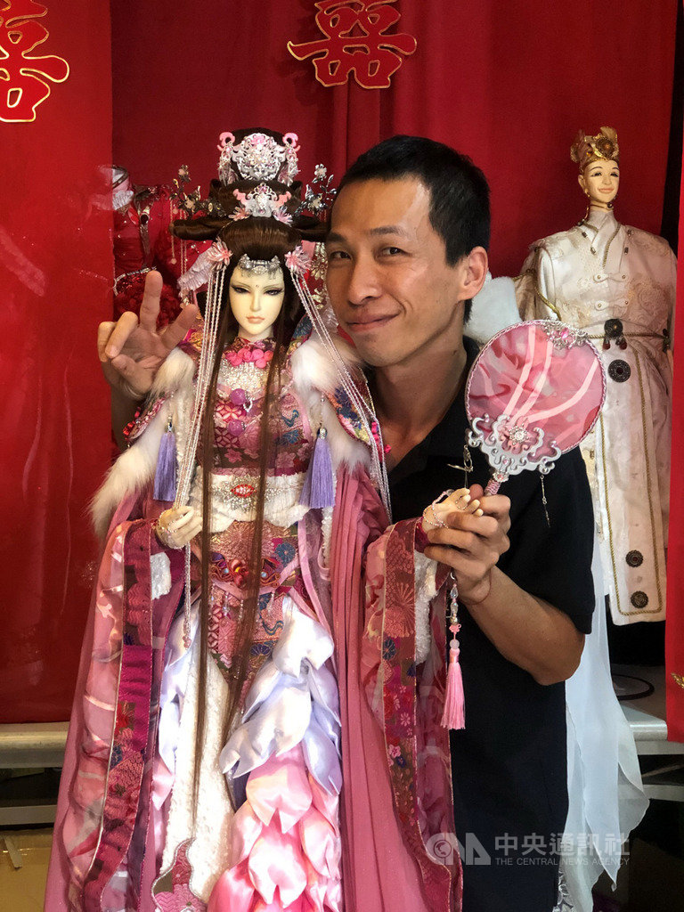 為染病的阿里山百年染井吉野櫻祈福,創意木偶團隊三昧堂打造美麗的戲偶「櫻后」,國慶連假將在阿里山賓館演出「鳳鳴櫻舞」劇碼,盼喚起大家的關注。(嚴仁鴻提供)中央社記者蔡智明傳真 108年10月9日