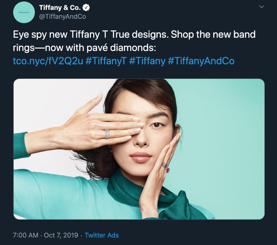 美國珠寶飾品公司Tiffany一張由中國名模孫菲菲拍攝手遮單眼的廣告照片,遭到中國消費者指控支持香港反送中運動,Tiffany已將照片從推特帳號刪除。(圖取自twitter.com/KirzSulph)