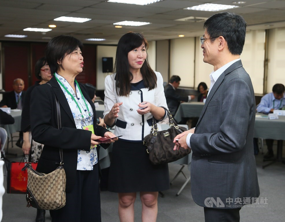 2019年海外華文媒體訪問團9日拜會中央通訊社,中央社社長張瑞昌(右)與僑務通訊社社長莊雅淑(中)等人交換意見。中央社記者謝佳璋攝 108年10月9日