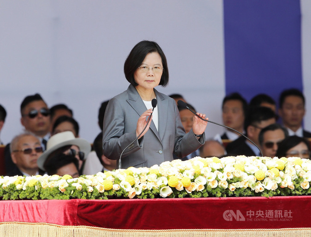 中華民國中樞暨各界慶祝108年國慶大會10日上午在總統府前廣場舉行,總統蔡英文(前)發表國慶談話。中央社記者郭日曉攝 108年10月10日
