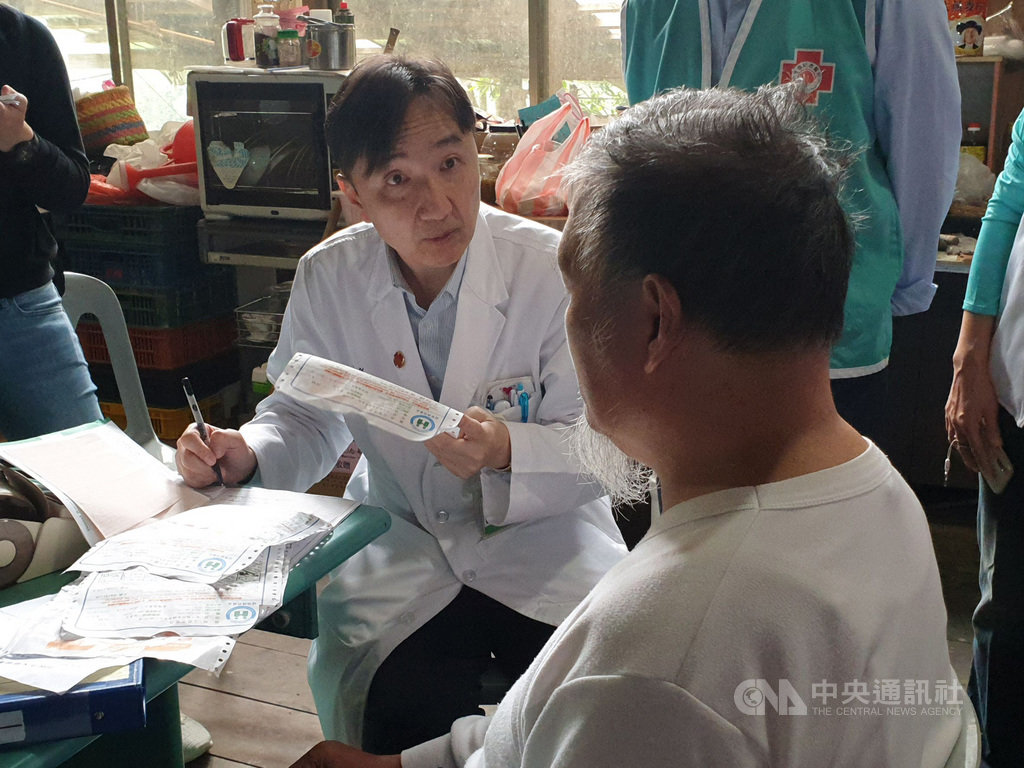 馬偕醫院醫療團近日到新竹尖石進行大型醫療衛教服務,心臟內科醫師洪大川(白袍者)為中風患者阿棟‧優帕司(右)看診。中央社記者陳偉婷攝 108年10月10日