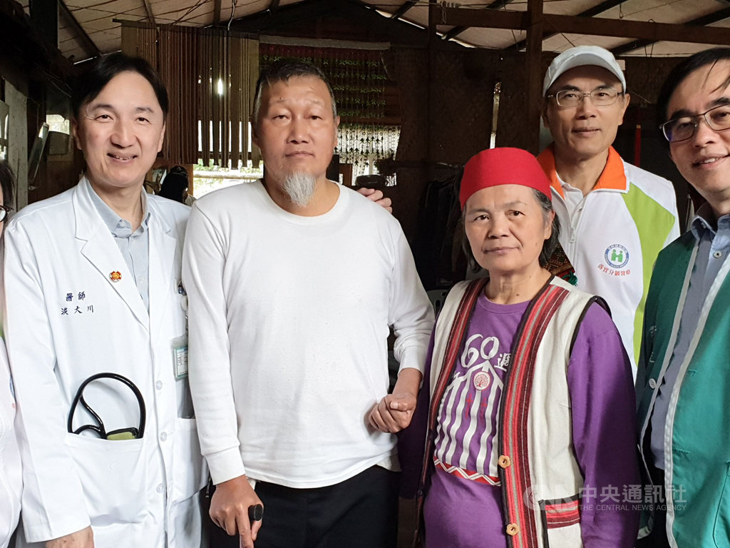 前鎮西堡教會牧師阿棟‧優帕司(左2)5年前中風,他的太太葛細‧阿拉亞(左3)慶幸病發時人在山下,若在山上,可能救不回來。中央社記者陳偉婷攝 108年10月10日