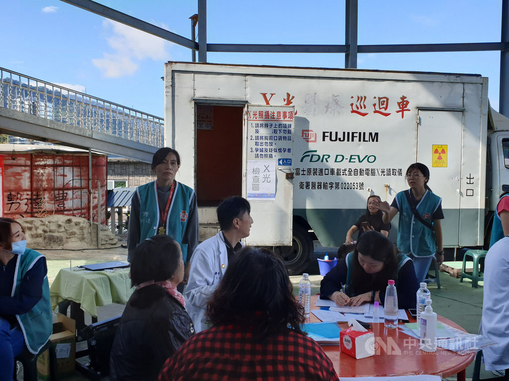 新竹尖石山區交通不便導致醫療資源缺乏,山上族人連要做X光篩檢、乳房篩檢都不可得,因篩檢車輛龐大,要進到部落就是一大難題。中央社記者陳偉婷攝 108年10月10日