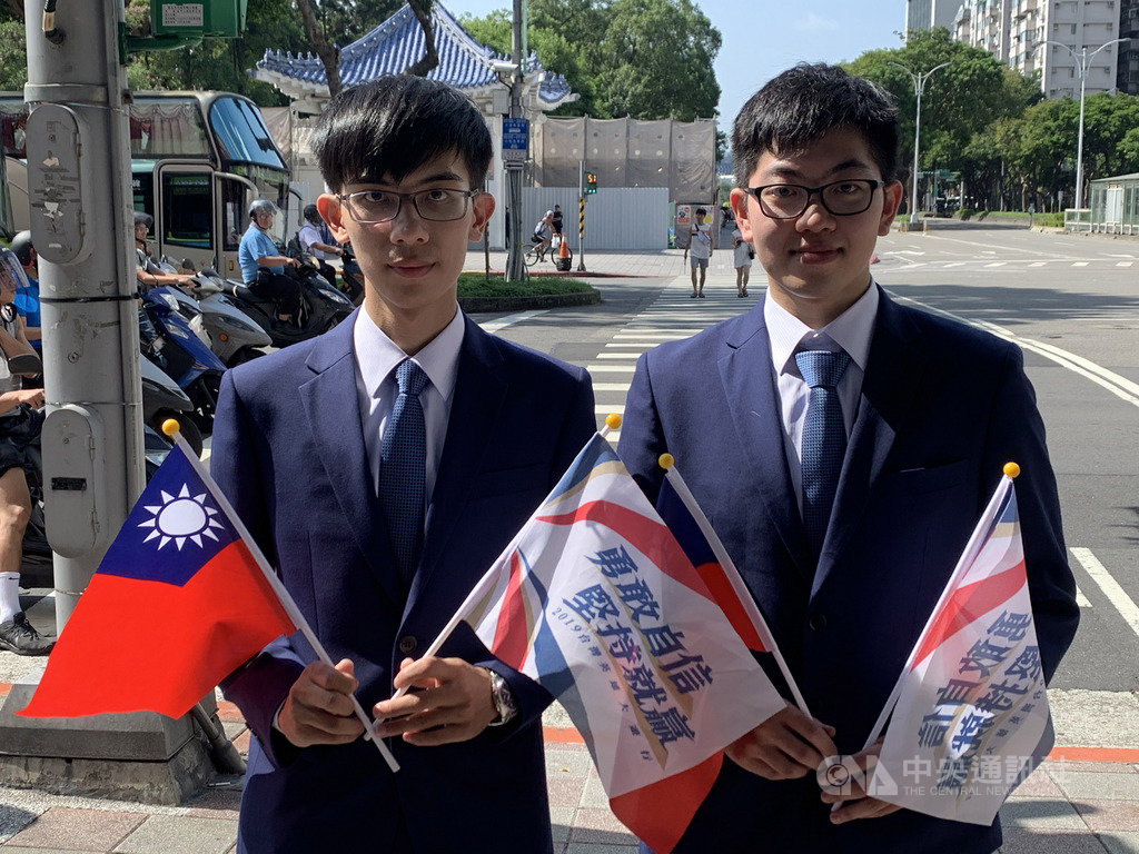 2019台灣英雄國慶花車大遊行除維持慣例找來傑出運動員,也首度邀請在國際技能競賽出類拔萃的「台灣之光」們一起參加,8月在俄羅斯喀山國際技能競賽中獲肯定的台科大林諭敬(左)、屏東科大林建新(右)也受邀參與國慶遊行。中央社記者龍柏安攝 108年10月10日