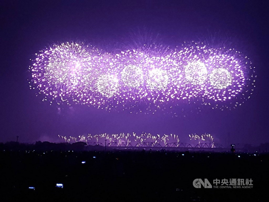 108年國慶焰火施放時間創紀錄,長達42分鐘,共1萬6280發煙火彈,10日晚間在高屏溪屏東河濱公園登場,屏東縣府統計,吸引超過32萬人次到場參觀。中央社記者郭芷瑄攝 108年10月10日
