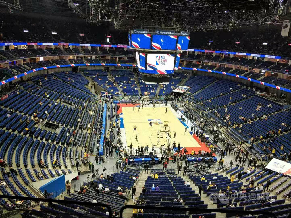 就在中國不斷祭出抵制手段下,NBA中國賽上海站10日晚上仍照常開打,但已黯然失色不少。圖為上海梅賽德斯-奔馳文化中心的賽事場地。中央社記者張淑伶上海攝 108年10月10日