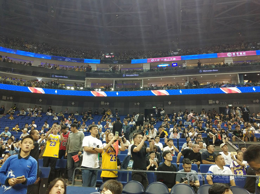 2019年NBA中國賽首站10晚在上海梅賽德斯-奔馳文化中心舉行,儘管中方抵制如潮水湧來,但仍有許多球迷到場觀賽,並表示對球員的喜愛不受這次言論風波影響。中央社記者張淑伶上海攝 108年10月10日
