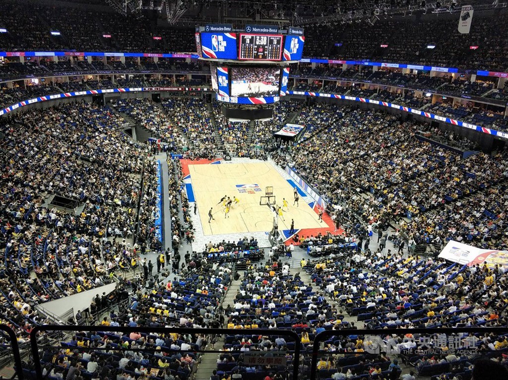 在NBA言論風波引發中方抵制下,NBA中國季前賽10日晚在上海開打,現場吸引接近滿座的球迷觀賽,氣氛熱烈。中央社記者張淑伶上海攝 108年10月10日