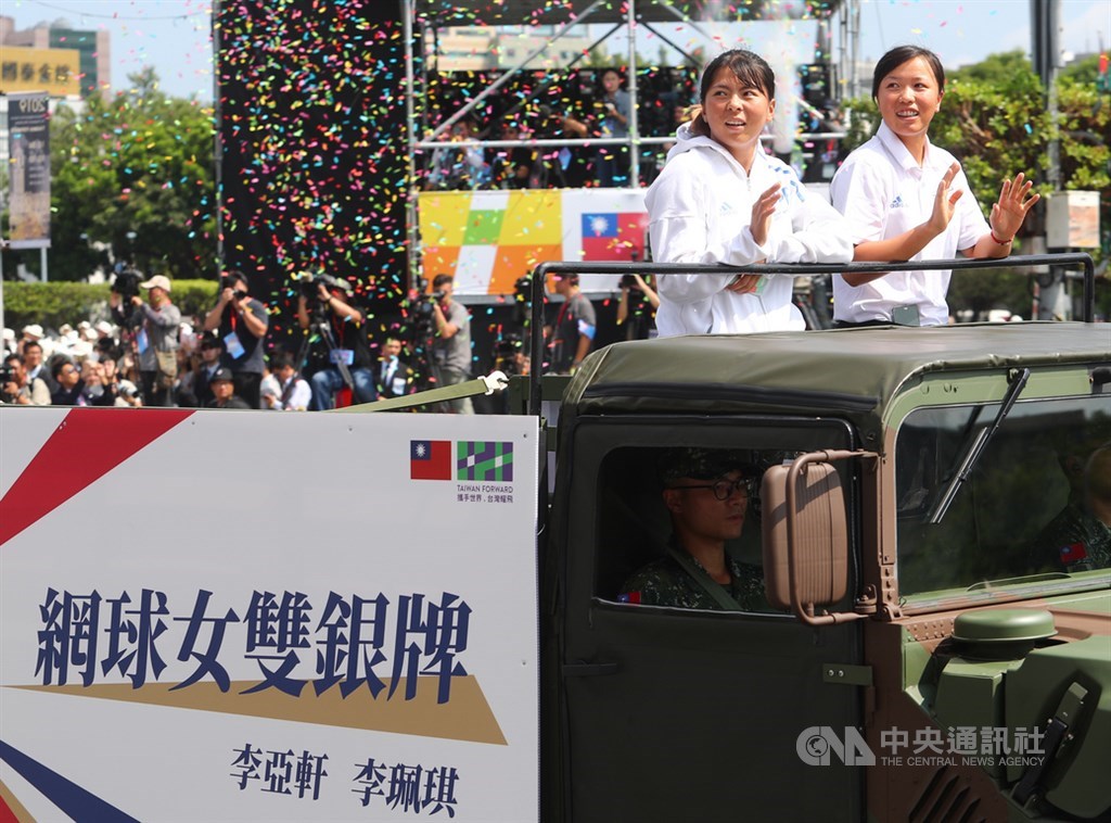 2019拿坡里世界大學運動會網球女雙銀牌李亞軒(右)與李珮琪(左)10日參加總統府前國慶遊行,接受眾人歡呼與鼓掌。中央社記者王騰毅攝 108年10月10日