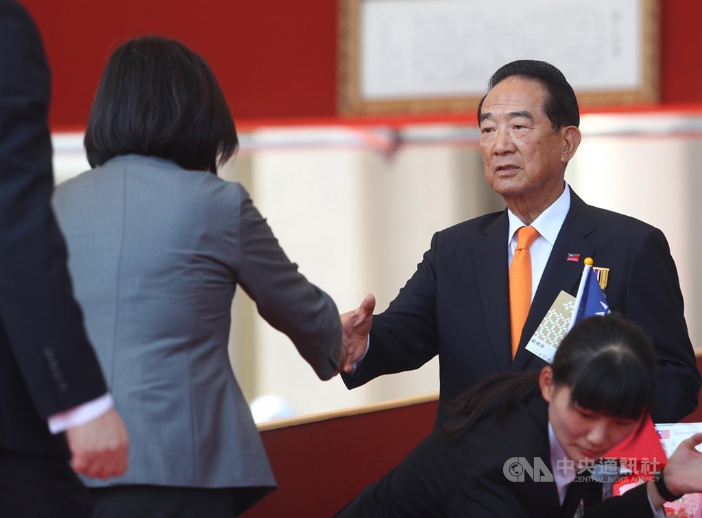 中華民國中樞暨各界慶祝108年國慶大會10日登場,總統蔡英文(背對者)與親民黨主席宋楚瑜(右)握手致意。中央社記者王騰毅攝 108年10月10日