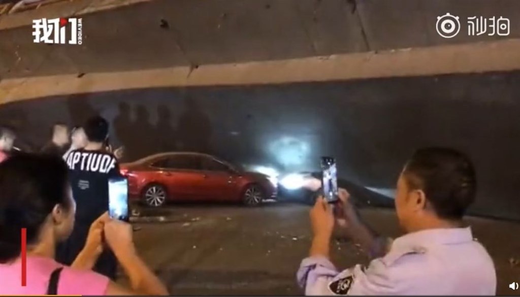 中國大陸江蘇省無錫市312號國道往上海市的高架路段10日坍塌,警方現場初步勘測,橋下有3輛轎車被壓。(圖取自新京報我們視頻微博網頁weibo.com/wevideo001)