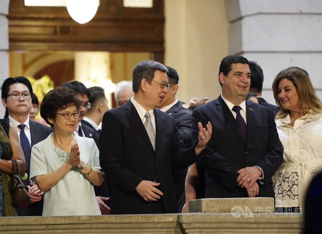 副總統陳建仁(前左2)10日晚間在台北賓館出席「中華民國108年國慶酒會」,與外賓一起欣賞現場表演。中央社記者徐肇昌攝 108年10月10日