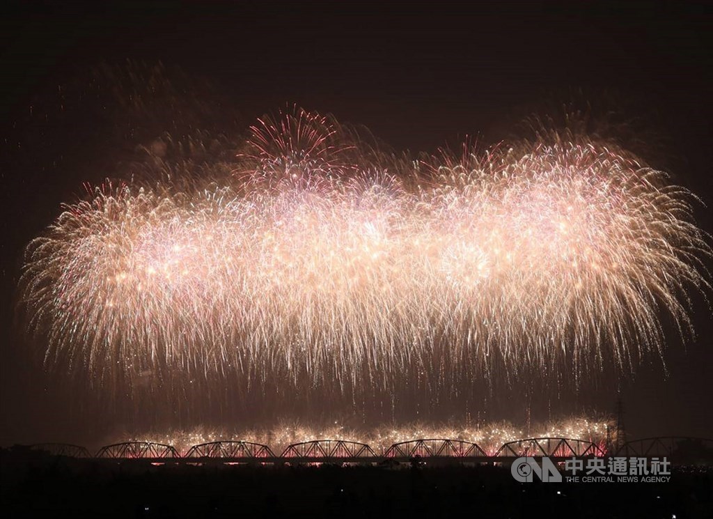 108年國慶焰火10日晚間在屏東登場,長達42分鐘打破國慶焰火施放最長時間紀錄,且現場搭配國立台灣交響樂團演出,為民眾帶來視覺和聽覺震撼,吸引超過32萬人次到場觀賞。中央社記者郭芷瑄攝 108年10月10日