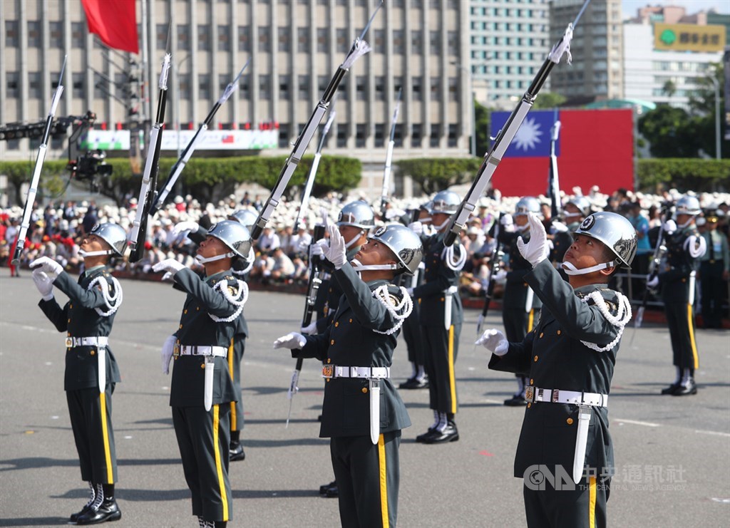 中華民國中樞暨各界慶祝108年國慶大會10日上午登場,國軍三軍儀隊花式操槍演出,展現精湛槍法。中央社記者王騰毅攝 108年10月10日