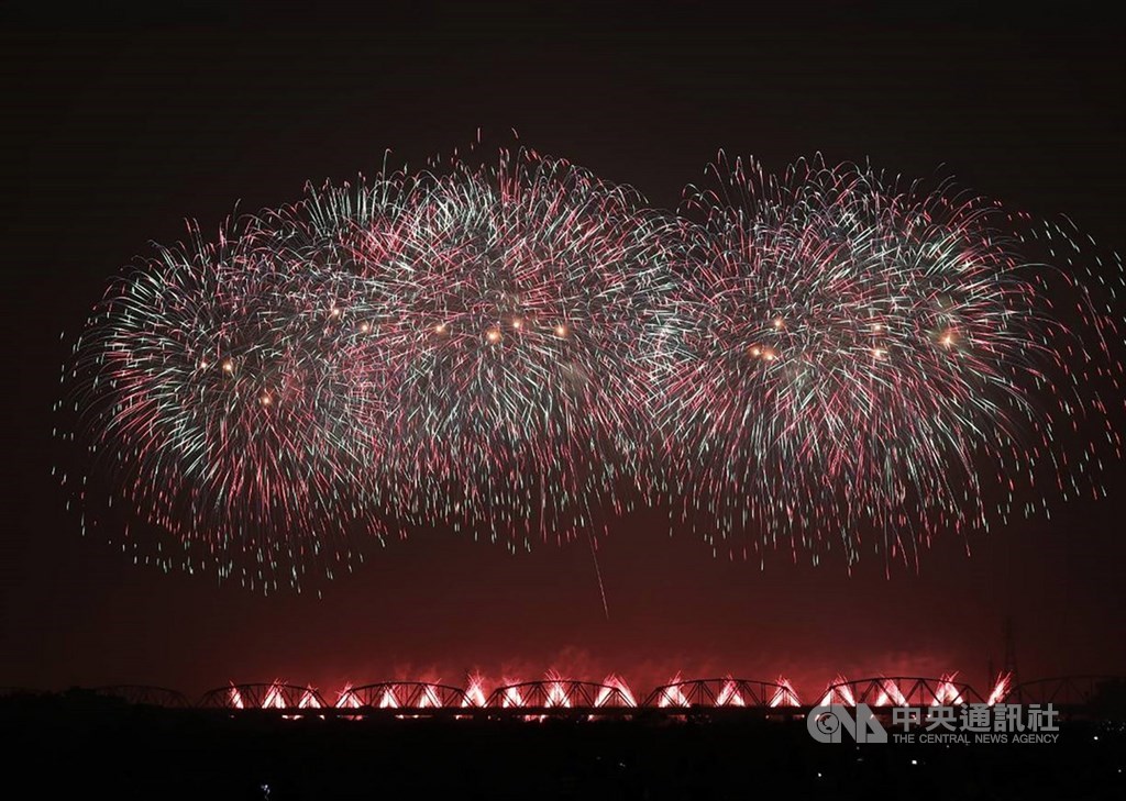 108年國慶焰火在屏東,1萬6280發煙火彈10日晚間在舊鐵橋上空化成各式美麗圖案,時間更長達42分鐘,成功吸引超過32萬人次參觀,一同見證高屏溪畔璀璨瞬間。中央社記者郭芷瑄攝 108年10月10日