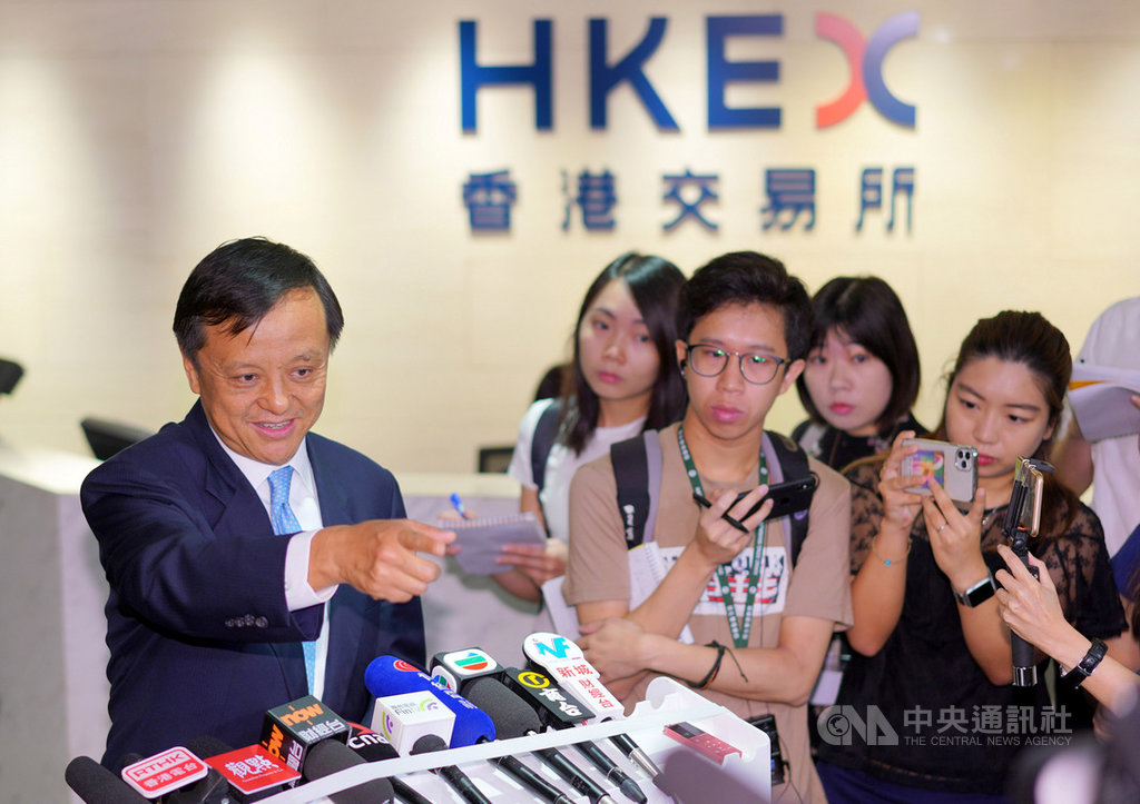 香港交易所行政總裁李小加10日以「完美風暴」形容當前局勢,並強調能否衝出風暴,全靠「我們自己」。圖為李小加(左)10日出席新股上市儀式後會見媒體。(中新社提供)中央社 108年10月10日