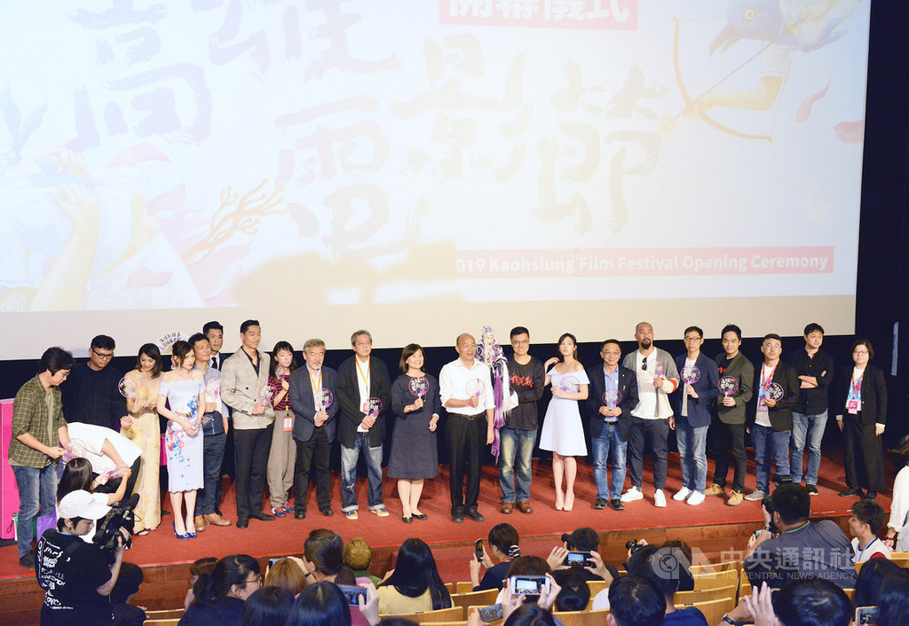 高雄市長韓國瑜(台上中)10日傍晚出席2019高雄電影節開幕式,和與會國內外影人合影。(高雄電影節提供)中央社記者洪健倫傳真 108年10月10日