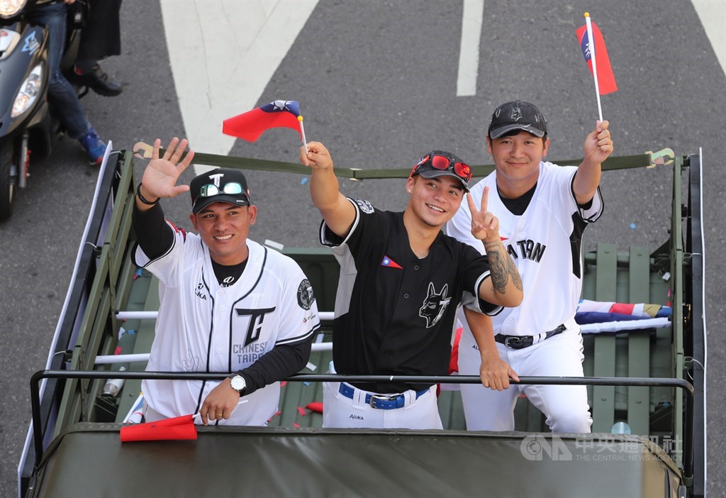 2019台灣英雄大遊行10日在台北舉行,即將登場的世界12強棒球賽中華隊成員也在車隊中。中央社記者張皓安攝 108年10月10日