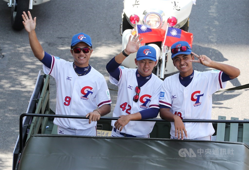 奪下世界冠軍的U18中華隊選手也在台灣英雄國慶花車大遊行車隊中。中央社記者張皓安攝 108年10月10日