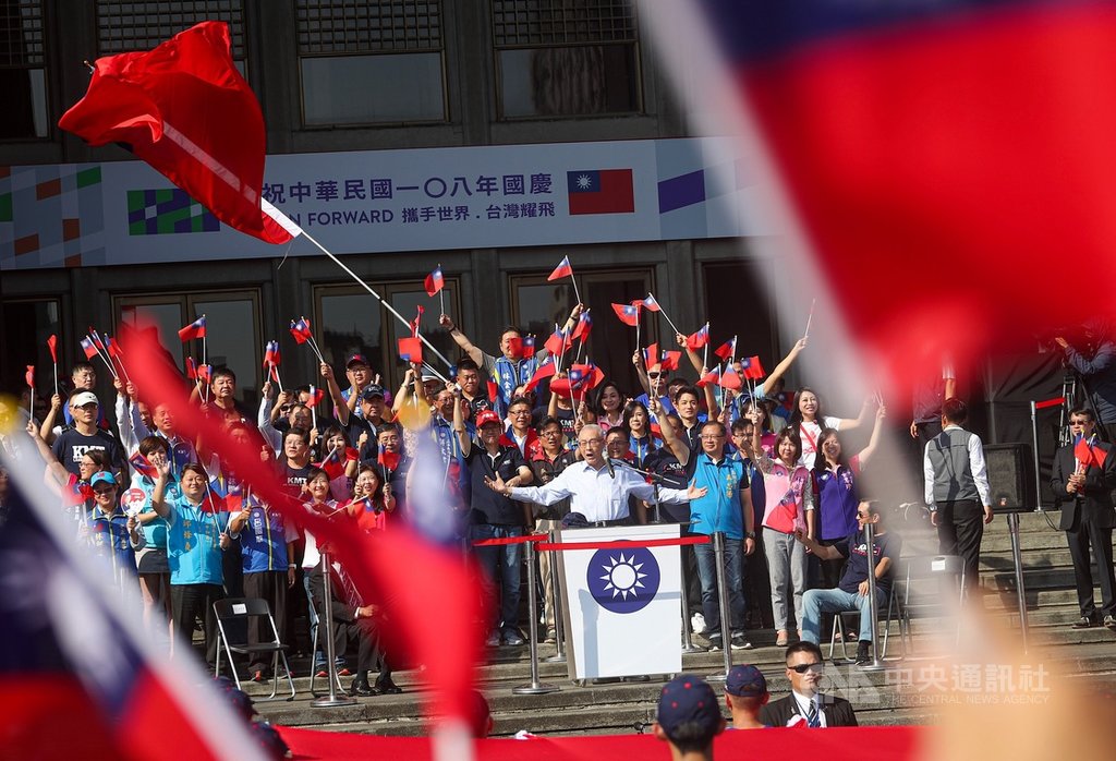 國民黨主席吳敦義(中)10日下午在台北國父紀念館出席民團主辦的國慶活動時受訪,針對總統蔡英文今年國慶談話有提到中華民國一事表示,以前蔡總統都是講那個國家、這個國家,現在有改善就要給她鼓勵,「總算及格了!」中央社記者裴禛攝 108年10月10日