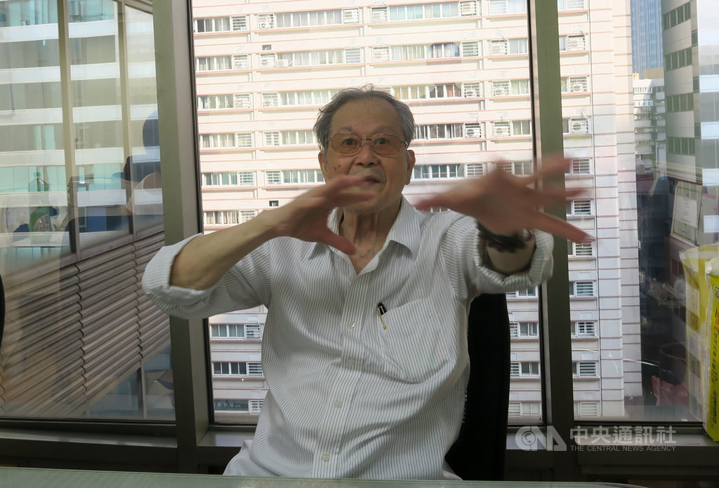 作家黃春明暌違多年寫出小說「跟著寶貝兒走」,他說,這本小說像是年輕的自己在跟現在的自己在打架,「看到以前年輕的自己被壓抑的念頭衝出來,卻趁著如今開明的時代寫出來」。中央社記者陳政偉攝 108年10月10日