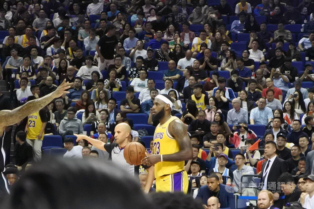 NBA中國季前賽10日晚在上海開打,湖人隊球星詹姆斯(持球者)是現場球迷最為關注的焦點人物。中央社記者張淑伶上海攝 108年10月10日