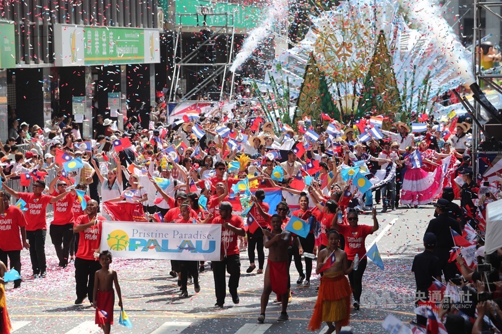 2019台灣英雄大遊行10日自愛國西路小南門集結出發,多個外國隊伍參加。中央社記者吳家昇攝 108年10月10日