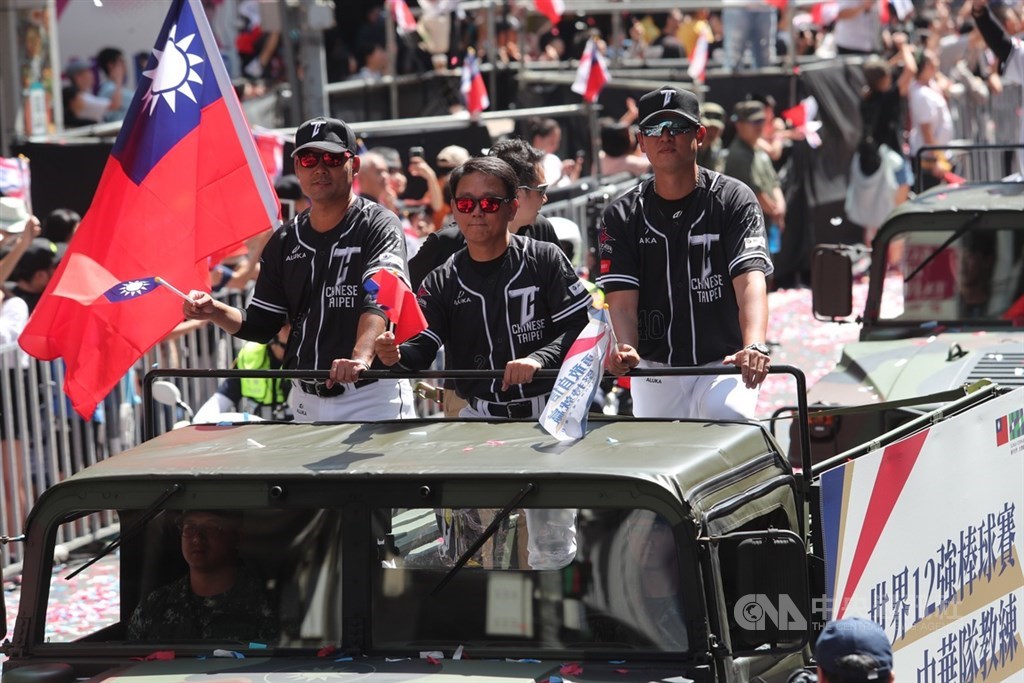 2019台灣英雄大遊行10日自愛國西路小南門集結出發,途經館前路與漢口街交叉口,世界12強棒球賽中華隊教練王建民(右起)、洪一中、黃甘霖向民眾揮手致意。中央社記者吳家昇攝 108年10月10日