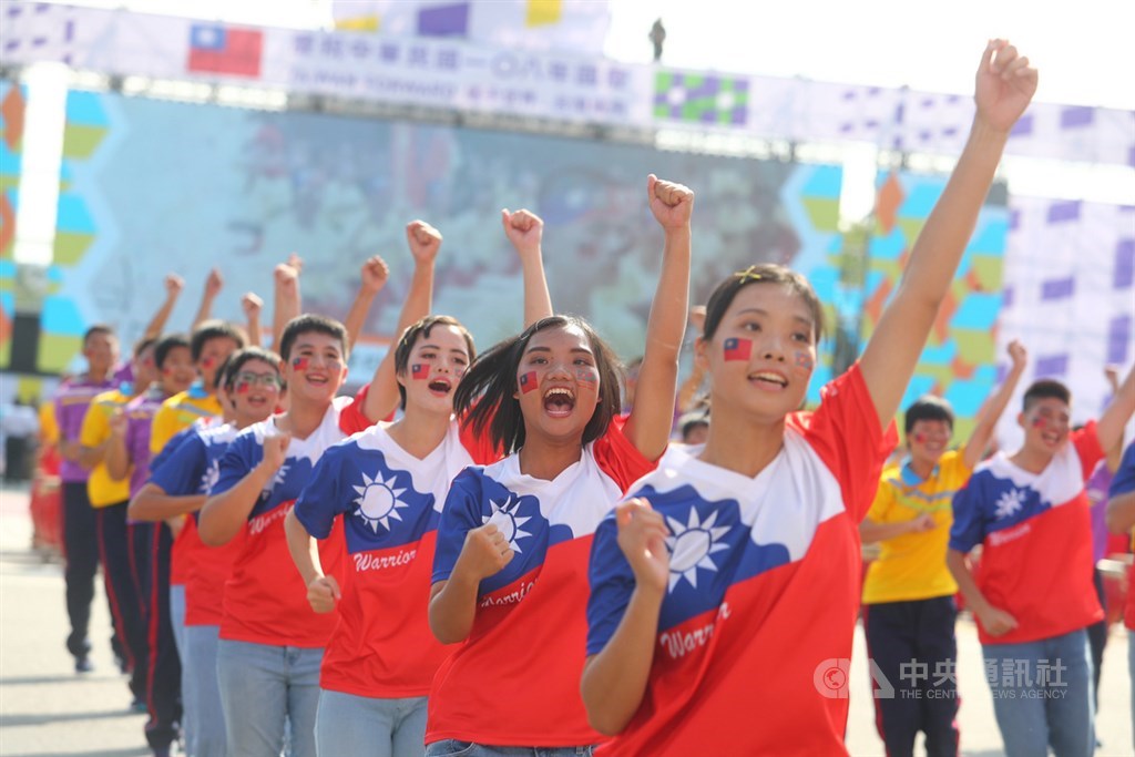 中華民國中樞暨各界慶祝108年國慶大會10日上午在總統府前廣場舉行,暖場先由陸軍專科學校熱舞演出「旌鼓齊鳴舞動青春」,替典禮揭開序幕。中央社記者王騰毅攝 108年10月10日