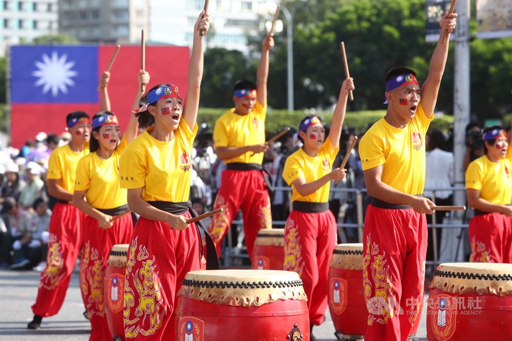 中華民國中樞暨各界慶祝108年國慶大會10日上午在總統府前廣場舉行,陸軍專科學校學生進行開場的戰鼓表演。中央社記者王騰毅攝 108年10月10日
