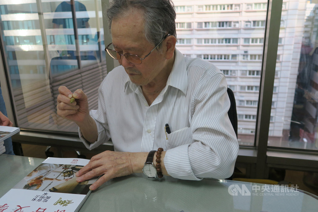 聯合文學出版作家黃春明(圖)的最新小說「跟著寶貝兒走」,「聯合文學」雜誌最新一期以「來去春明家吃飯」為題,由小說研究者與作家深入解讀「跟著寶貝兒走」,從童詩、電影、戲劇、繪本等領域出發認識黃春明。中央社記者陳政偉攝 108年10月10日