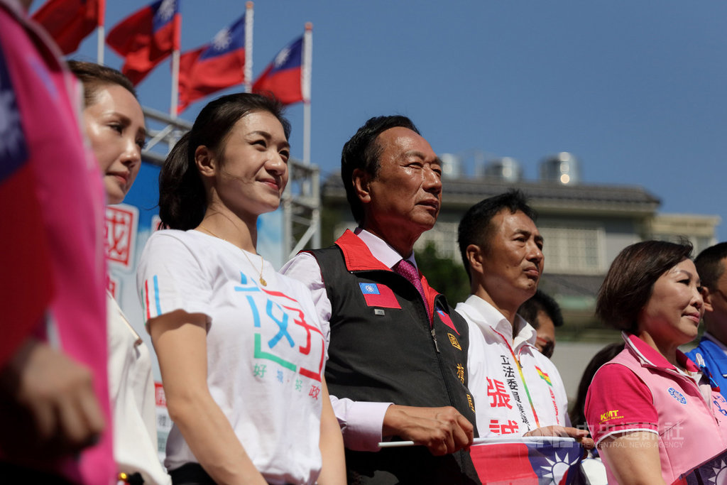 鴻海集團創辦人郭台銘(中)10日到桃園市國旗屋參加升旗典禮,並宣布無黨籍嘉義市議員戴寧(左2)成為郭家軍一員。(戴寧提供)中央社記者姜宜菁傳真 108年10月10日