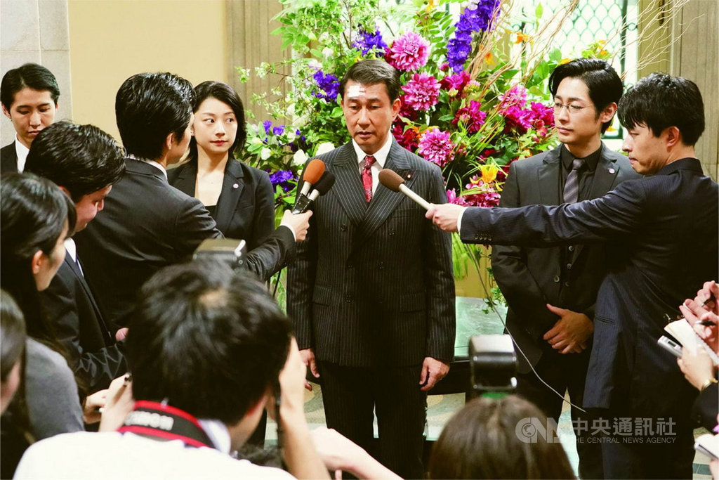 日本導演三谷幸喜推出新片「失憶的總理大臣」,挑戰政治題材,並邀請演員中井貴一(右3)飾演史上最惡的日本總理。(傳影互動提供)中央社記者洪健倫傳真 108年10月10日
