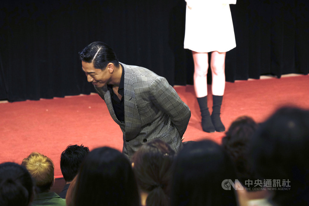 2019高雄電影節10日起正式開跑,藝人林志玲夫婿、日團「放浪兄弟」(EXILE)成員AKIRA(鞠躬者)演出作品獲今年雄影選映,AKIRA也親自來台出席開幕式。(高雄電影節提供)中央社記者洪健倫傳真 108年10月10日
