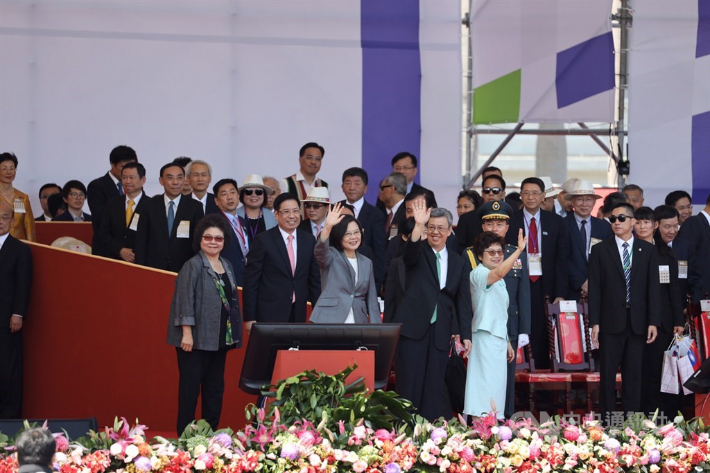 中華民國中樞暨各界慶祝108年國慶大會10日中午圓滿落幕,總統蔡英文(前右3)與副總統陳建仁(前右2)伉儷在大會結束後,揮手向在場來賓致意。中央社記者郭日曉攝 108年10月10日