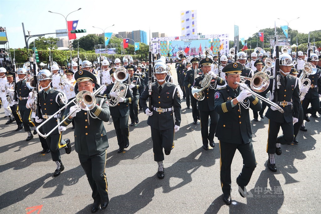 中華民國中樞暨各界慶祝108年國慶大會10日上午登場,國軍三軍聯合樂儀隊演出,氣勢壯盛。中央社記者王騰毅攝 108年10月10日