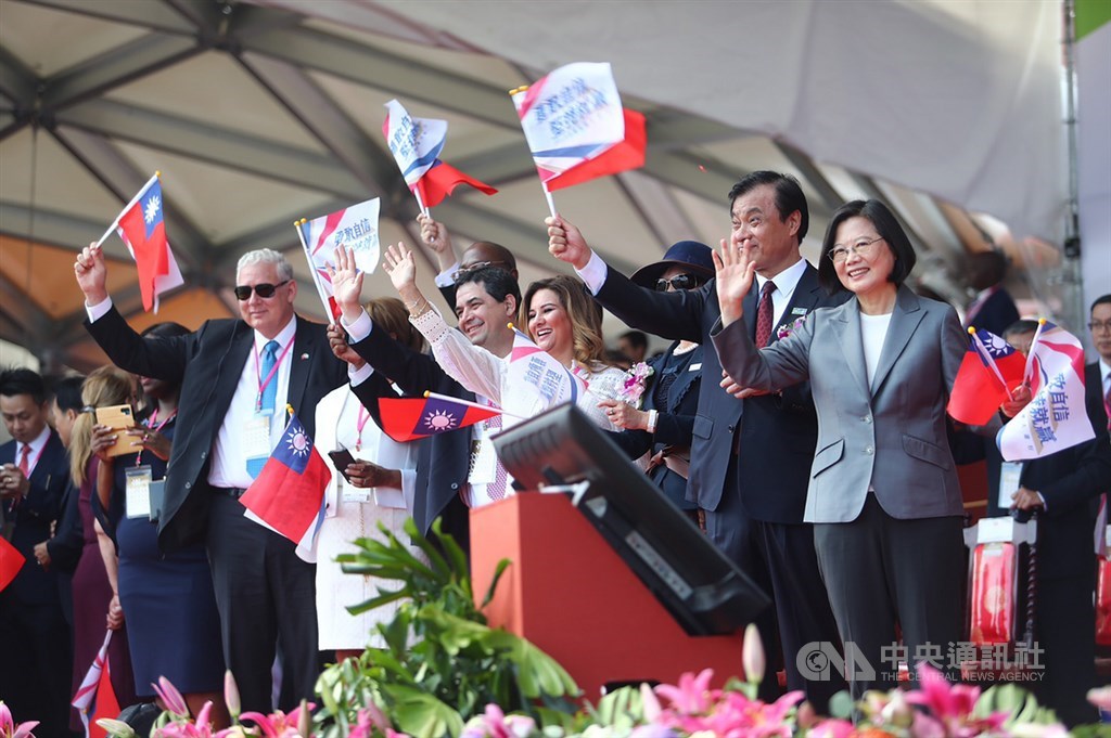 中華民國中樞暨各界慶祝108年國慶大會10日舉行,總統蔡英文(右)、立法院長蘇嘉全(右2)等貴賓開心欣賞表演,並向台下的遊行隊伍揮手致意。中央社記者王騰毅攝 108年10月10日