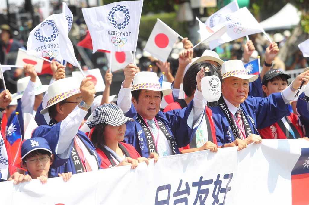 「日華議員懇談會」率團參與花車遊行,手中揮舞日本國旗及2020東京奧運旗幟。中央社記者王騰毅攝 108年10月10日