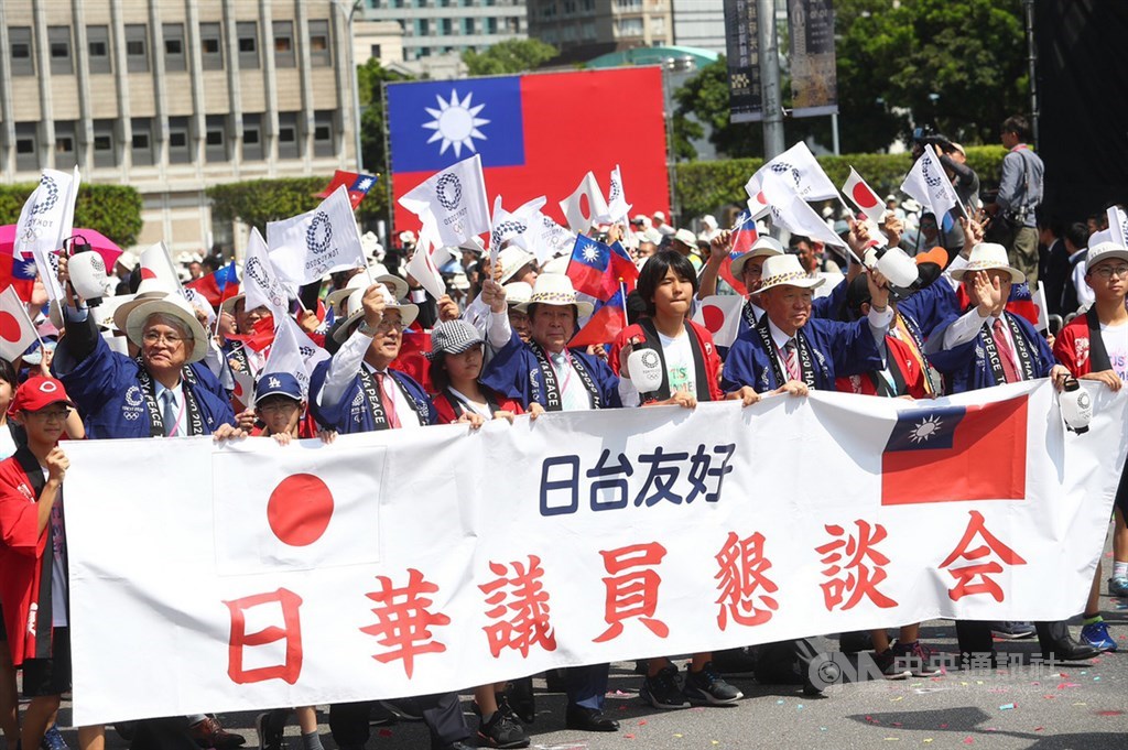 「日華議員懇談會」率團參與花車遊行,象徵日台友好。中央社記者王騰毅攝 108年10月10日